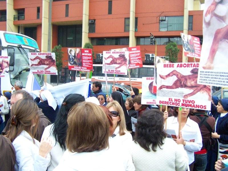 100 70612 Plantón del Congreso: Dos estilos de protestar, la vida frente a la muerte.
