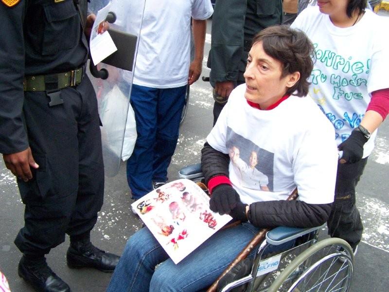 100 70641 Plantón del Congreso: Dos estilos de protestar, la vida frente a la muerte.