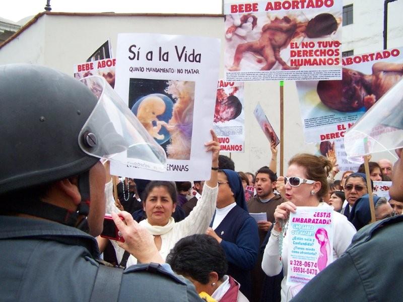100 71201 Plantón del Congreso: Dos estilos de protestar, la vida frente a la muerte.
