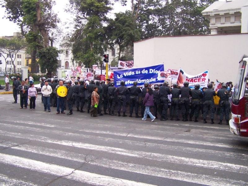100 71261 Plantón del Congreso: Dos estilos de protestar, la vida frente a la muerte.