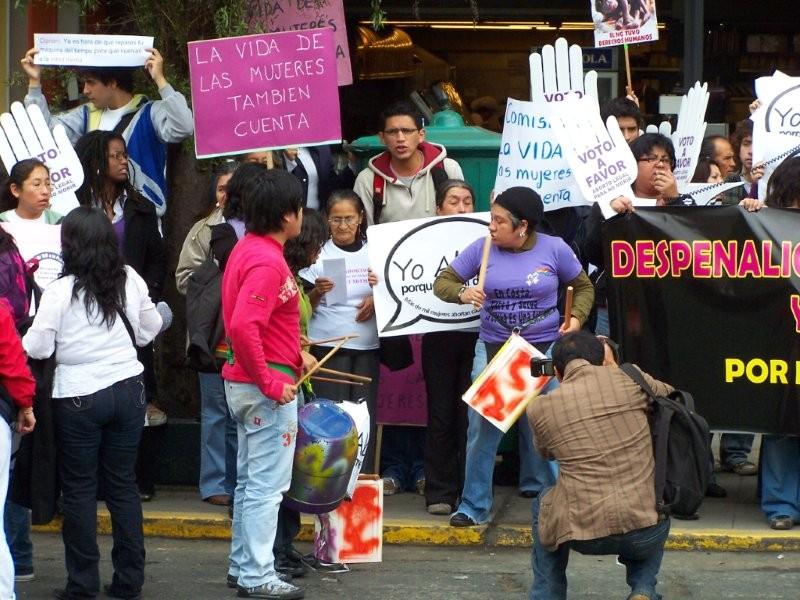 100 71401 Plantón del Congreso: Dos estilos de protestar, la vida frente a la muerte.