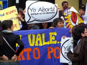 100 7162 300x225 Plantón del Congreso: Dos estilos de protestar, la vida frente a la muerte.