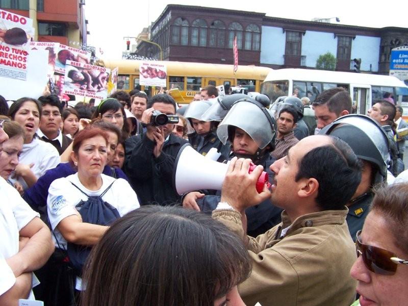 100 7217 Plantón del Congreso: Dos estilos de protestar, la vida frente a la muerte.