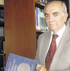 venturajunca 295x300 El debate científico actual no descarta efecto abortivo de la AOE, señala eminente científico chileno